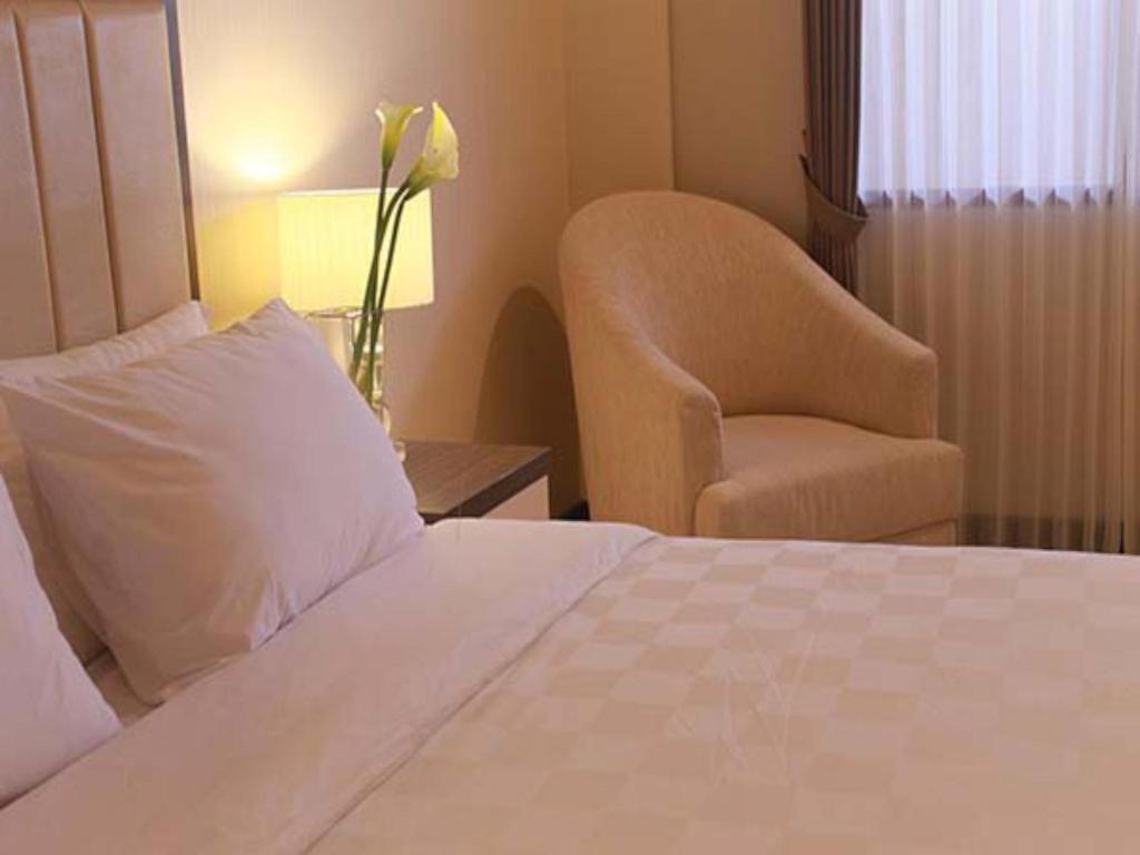 Bella Hotel Surabaya Kültér fotó