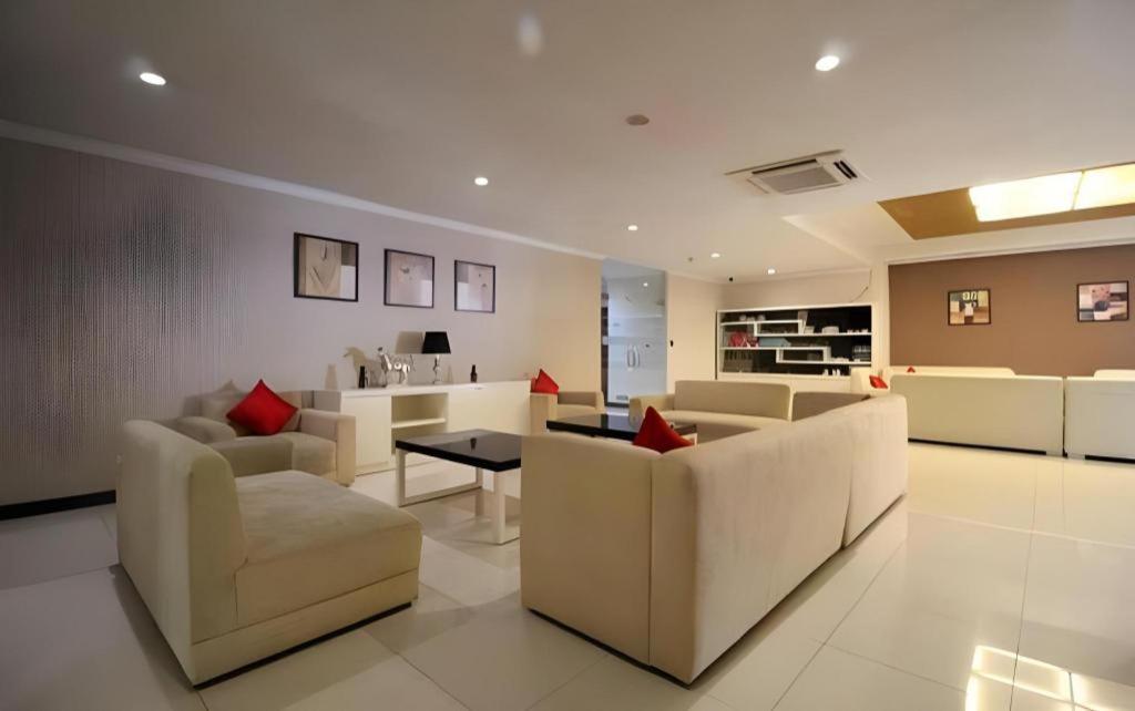 Bella Hotel Surabaya Kültér fotó