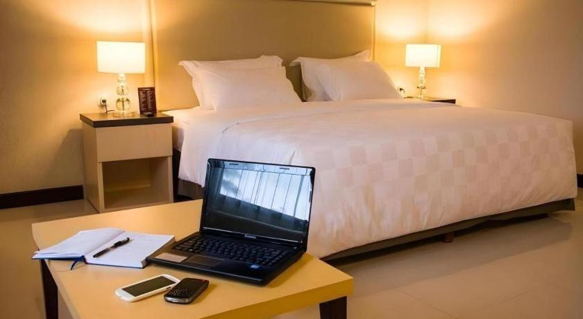 Bella Hotel Surabaya Kültér fotó