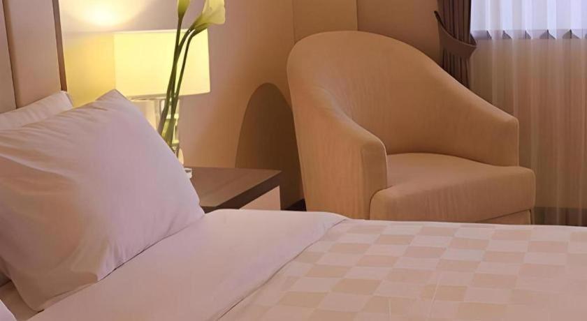 Bella Hotel Surabaya Kültér fotó