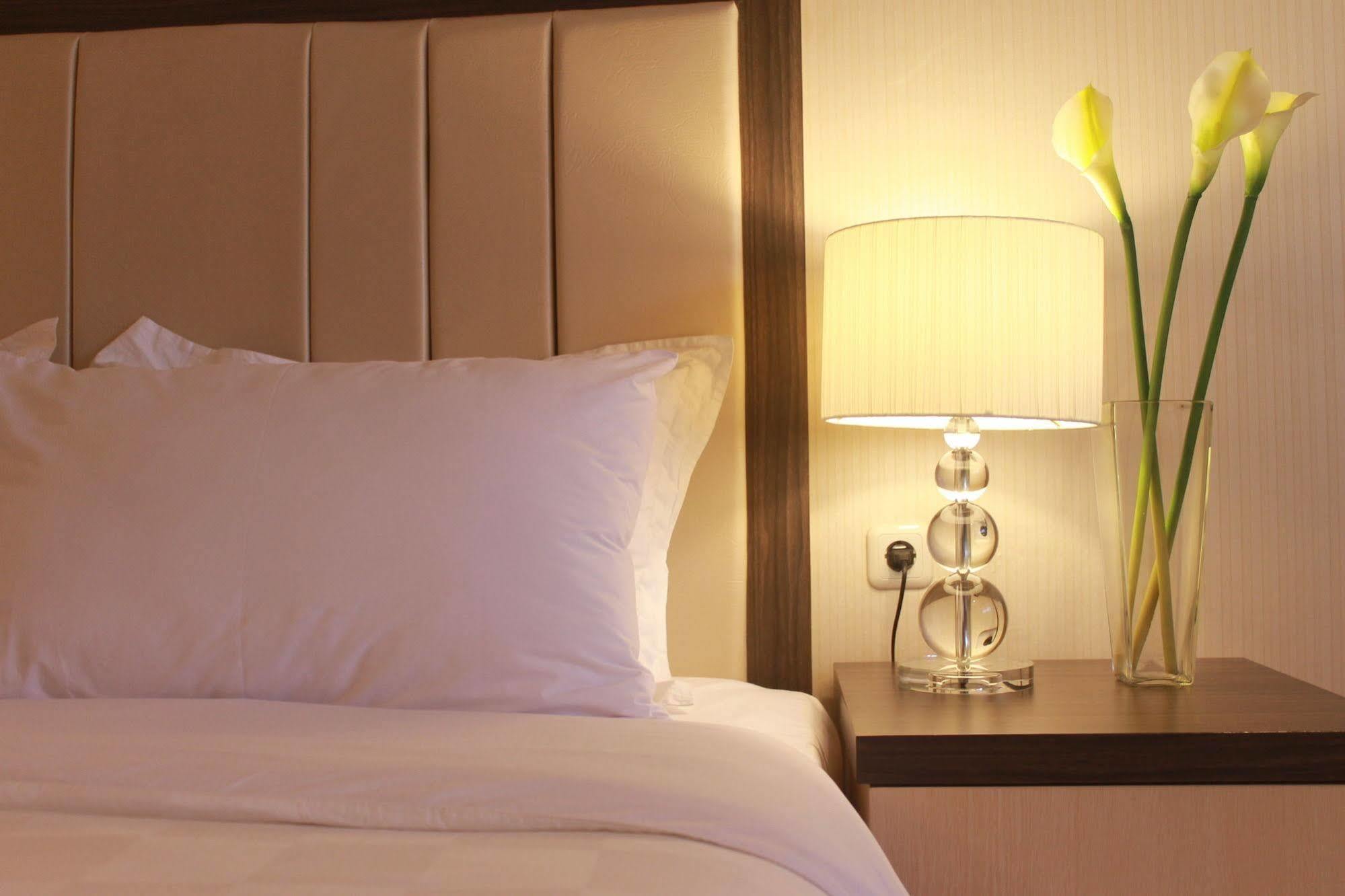 Bella Hotel Surabaya Kültér fotó